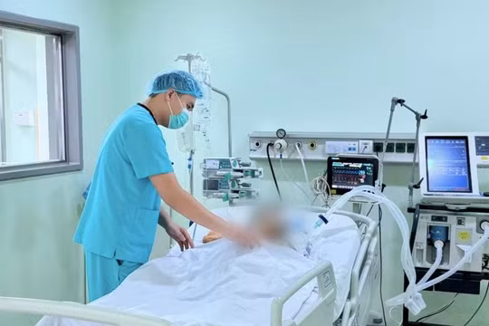 Ngộ độc thuốc lá điện tử, nam thanh niên hôn mê sâu phải thở máy cấp cứu