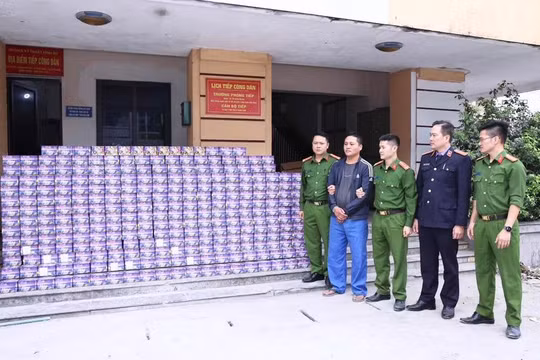 Tuyên Quang: Trao thưởng ban chuyên án phá đường dây buôn bán hàng cấm xuyên biên giới