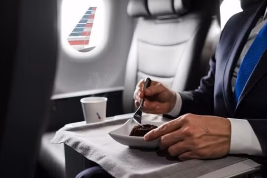 United Airlines bị chê bữa ăn hạng nhất như thịt in 3D: Khi dịch vụ cao cấp gây thất vọng