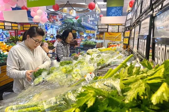 Mùng 6 Tết: Rau xanh hút khách, giá thịt cá giảm nhẹ