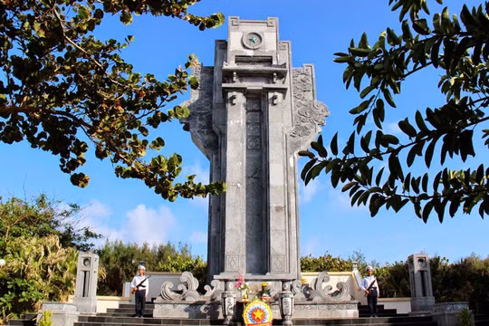 Quân dân Trường Sa dâng hương các Anh hùng liệt sĩ trước ngày bầu cử