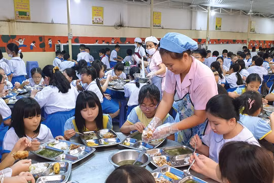 Thịt lợn bẩn tuồn vào trường học: Mất bò mới vội làm chuồng?
