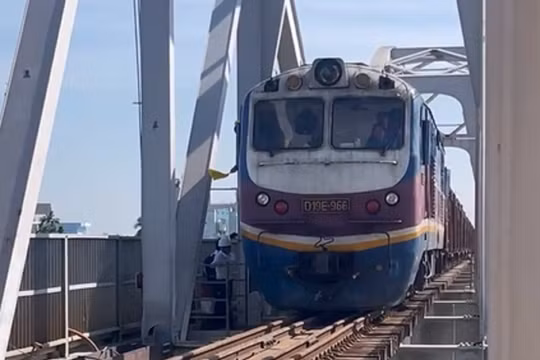 Đường sắt Bắc - Nam thông tuyến sau sự cố sà lan đâm vào cầu Ghềnh