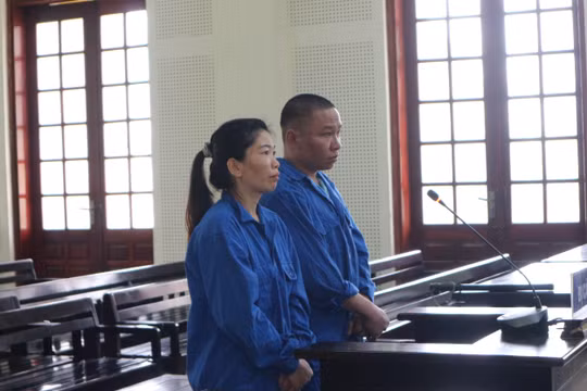 Bố mẹ vào tù do buôn bán ma tuý, để lại con cái cho ông bà đau ốm