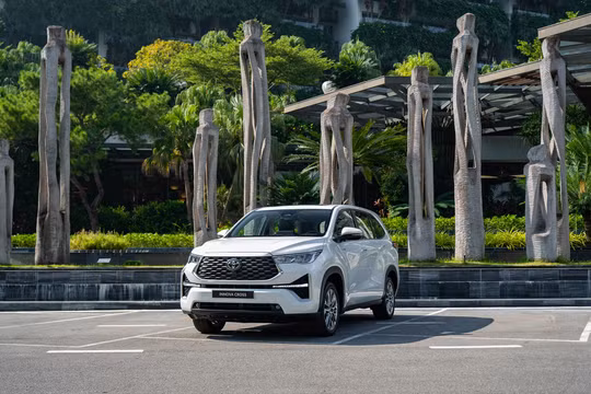 Bảng giá Toyota tháng 3/2026: Innova Cross HEV giảm giá, loạt xe ưu đãi lớn