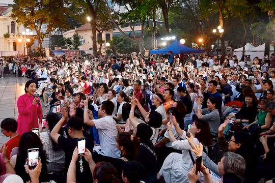 Live concert 'Hà Nội bình yên' lan tỏa giá trị nghệ thuật giữa lòng phố đi bộ