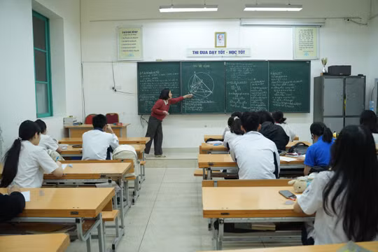 Gần 60 nghìn học sinh Hà Nội rớt khỏi trường công, vòng xoáy chuộng trường top chưa dứt