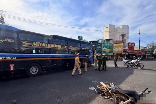 Gia Lai: Va chạm với xe khách khi qua đường, người phụ nữ đi xe máy tử vong tại chỗ