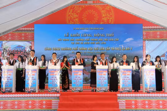 Thầy trò nơi ngã ba biên giới Quảng Ngãi phấn khởi mong chờ trường mới