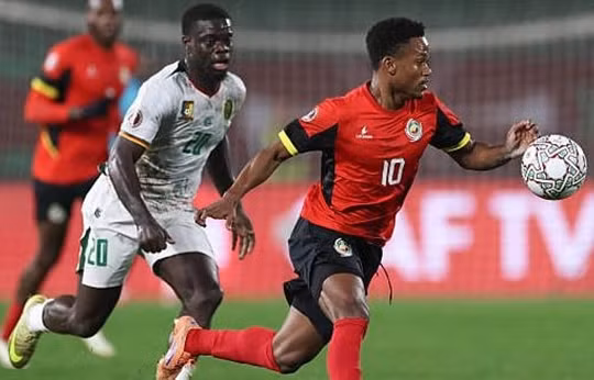 Christian Kofane lập siêu phẩm, Cameroon hạ Mozambique 2-1 để đi tiếp tại AFCON