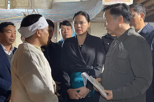 Phó Thủ tướng Trần Hồng Hà thăm hỏi, động viên gia đình các nạn nhân vụ chìm tàu trên hồ Thác Bà