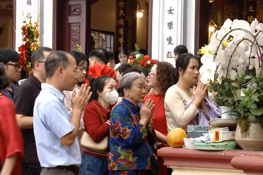 Hà Nội: Người dân nô nức đi lễ đầu xuân cầu bình an, may mắn