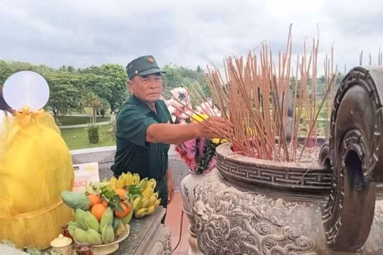 Hàng nghìn người đến Thành Cổ Quảng Trị dâng hương, tri ân các liệt sỹ dịp lễ 30/4
