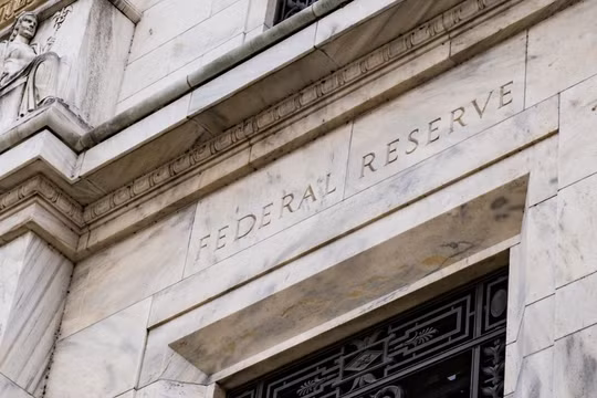 Giá vàng thế giới kẹt ở mức dưới 5.000 USD do Fed giữ nguyên lãi suất
