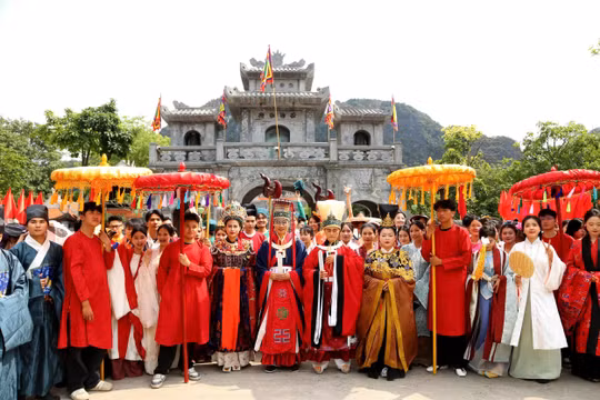 Ninh Bình: 500 người diễu hành cổ phục tại “Đông A Khải Hoàn 2026”
