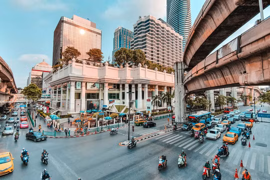 Thái Lan yêu cầu công chức đi thang bộ, làm việc tại nhà để tiết kiệm năng lượng