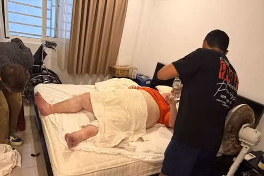 Đà Nẵng: "Giải cứu" du khách nước ngoài nặng gần 300kg mắc kẹt trong phòng vệ sinh