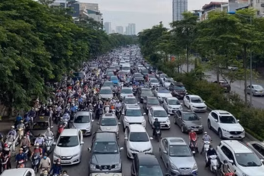 Giao thông Hà Nội giờ cao điểm sáng 5/3: Võ Chí Công ùn tắc dài