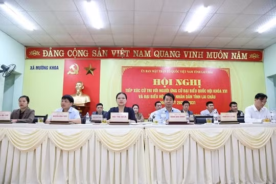 Bà Hà Thị Nga tiếp xúc cử tri tại xã Mường Khoa, tỉnh Lai Châu