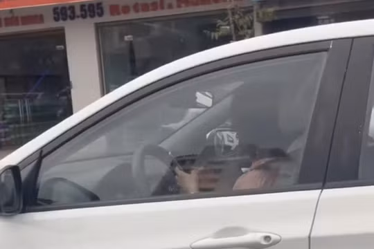Hà Nội: Xử lý nữ tài xế sử dụng điện thoại khi đang điều khiển ô tô