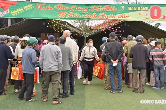 Huế: Gian hàng 0 đồng, thắm tình quân dân