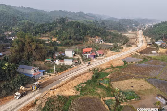 Nhộn nhịp thi công đường Hồ Chí Minh đoạn Chợ Chu - Ngã ba Trung Sơn