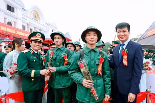 Tổng Tham mưu trưởng Quân đội nhân dân Việt Nam động viên tân binh Ninh Bình lên đường nhập ngũ