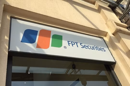 Chứng khoán FPT (FTS) lãi ròng giảm còn 396 tỷ đồng, vay ngắn hạn và dư nợ cho vay cùng tăng mạnh, dự kiến miễn nhiệm Chủ tịch Nguyễn Văn Dũng