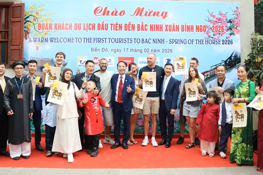 Bắc Ninh chào đón đoàn khách du lịch xông đất đầu năm