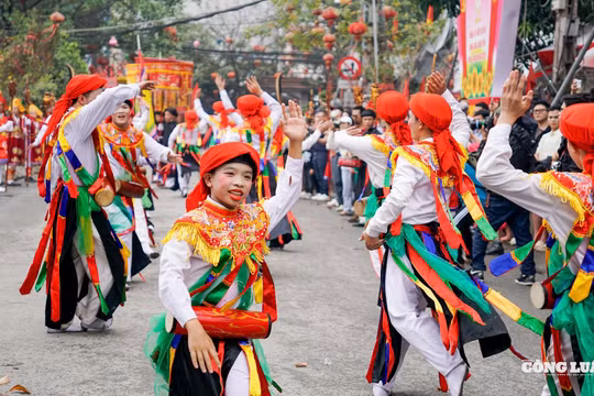 Hà Nội: Sắc màu lễ hội Triều Khúc qua điệu múa 'con đĩ đánh bồng'