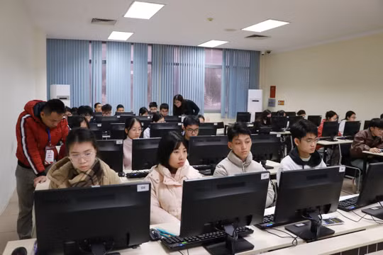 Hàng nghìn thí sinh đội mưa rét 'săn vé sớm' vào đại học