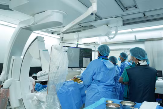 Lần đầu tiên tại Việt Nam dùng laser “đục” mảng xơ vữa, cứu chân bệnh nhân hoại tử nguy kịch