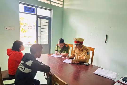 Gia Lai: Thiếu niên điều khiển xe máy bằng một bánh để quay video đăng lên mạng