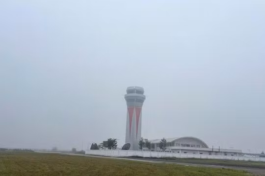 Nhiều chuyến bay bị chậm giờ do sương mù dày đặc