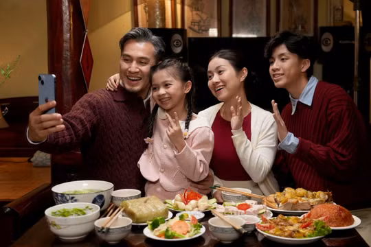 Ông bố sững người trước câu hỏi của con gái trong phim Tết của Tập đoàn Viettel