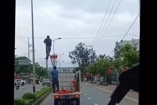 Quảng Ngãi: Xác minh clip xe biển số xanh chở người có hành vi “làm xiếc” trên Quốc lộ