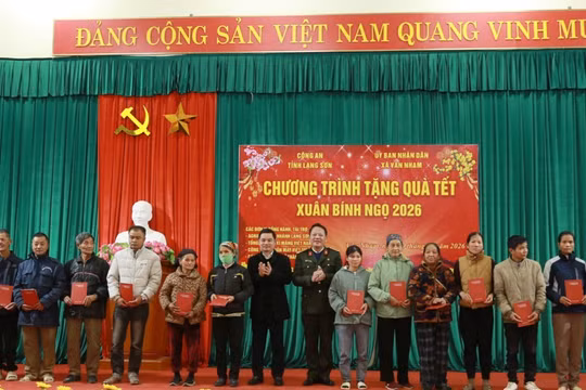 Công an Lạng Sơn tặng quà Tết cho người dân khó khăn ở vùng cao