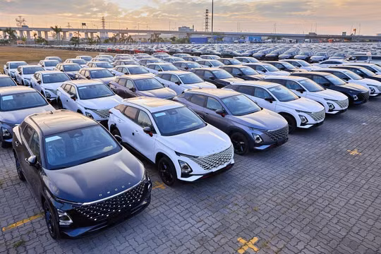 Ô tô nhập khẩu hồi phục, xe lắp ráp trong nước ngược chiều lao dốc