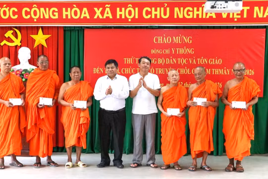 Thứ trưởng Bộ Dân tộc và Tôn giáo đến thăm cộng đồng Khmer và chúc Tết Chôl Chnăm Thmây