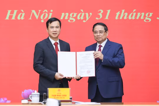 Thủ tướng Phạm Minh Chính trao quyết định bổ nhiệm Giám đốc Đại học Quốc gia Hà Nội