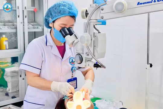 Phát hiện rận mu chi chít trên mí mắt một người phụ nữ