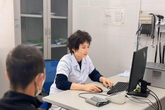 Gia đình 'đi tìm sán não', bác sĩ phát hiện bệnh nhân có khối tụ máu đang chèn ép não