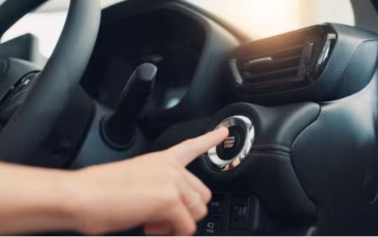 Cách khởi động ô tô khi pin chìa khóa thông minh hết điện