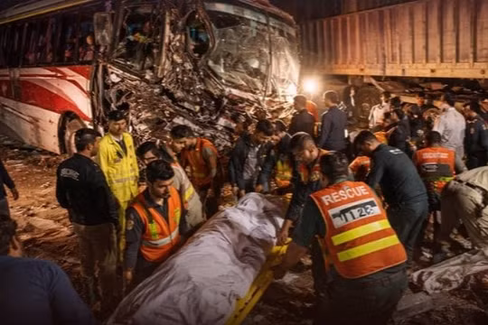 Pakistan: Va chạm xe khách và rơ moóc khiến 11 người thiệt mạng