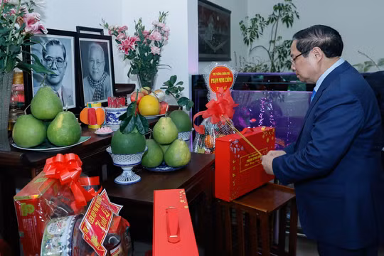 Thủ tướng dâng hương các cố lãnh đạo Đảng, Nhà nước và thăm, chúc Tết nguyên lãnh đạo Đảng, Nhà nước