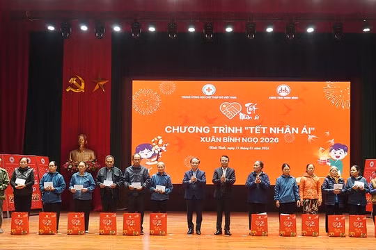 Trao tặng hơn 1.000 phần quà Tết cho người có hoàn cảnh khó khăn tại Ninh Bình