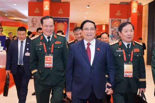 Các đại biểu đến dự ngày làm việc thứ tư Đại hội XIV của Đảng