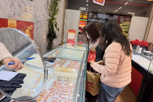 Cơn mưa tầm tã không làm giảm đi sức hút của ngày săn lộc Thần Tài