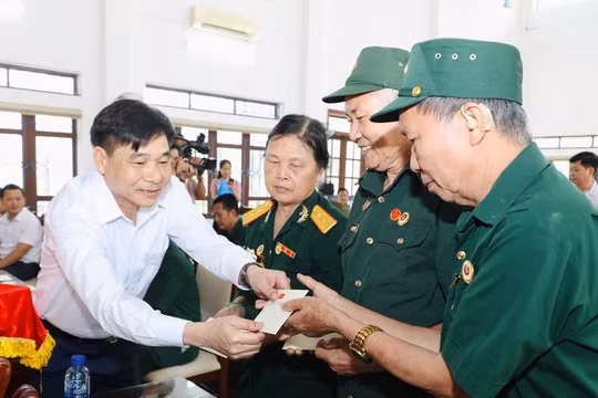 Trao quà của Tổng Bí thư, Chủ tịch nước tới người có công tại Ninh Bình, Bắc Ninh