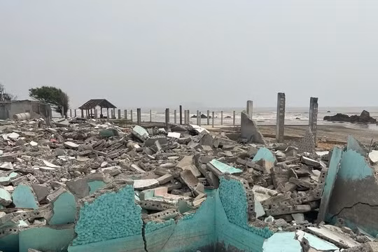 “Phố đèn đỏ” Hòn Câu bị tháo dỡ